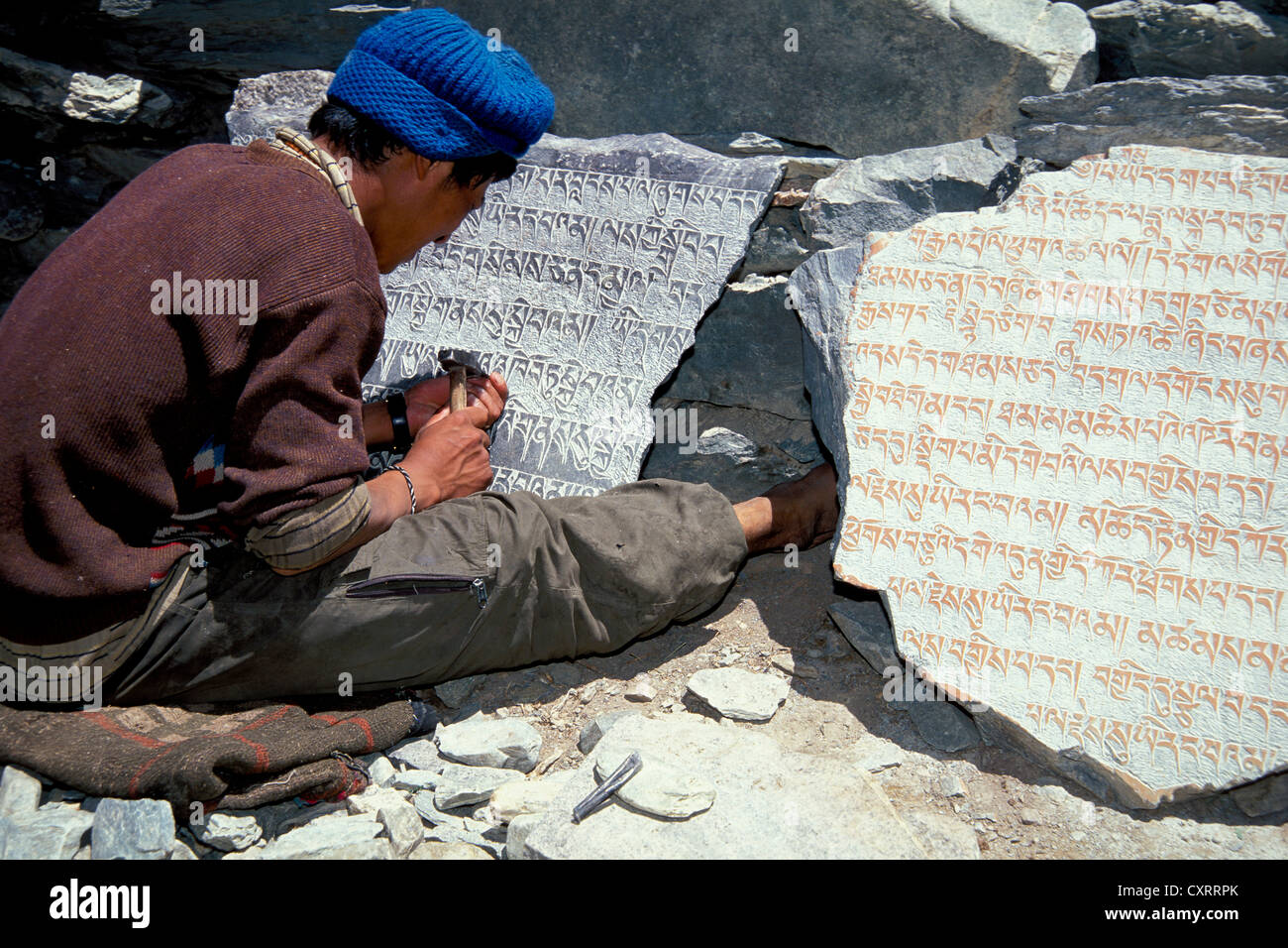 Tibetisch-buddhistische Mantras geschnitzt in Stein von Mann, Kloster Tongde, Zanskar-Tal, Zanskar, Ladakh, Jammu und Kaschmir Stockfoto