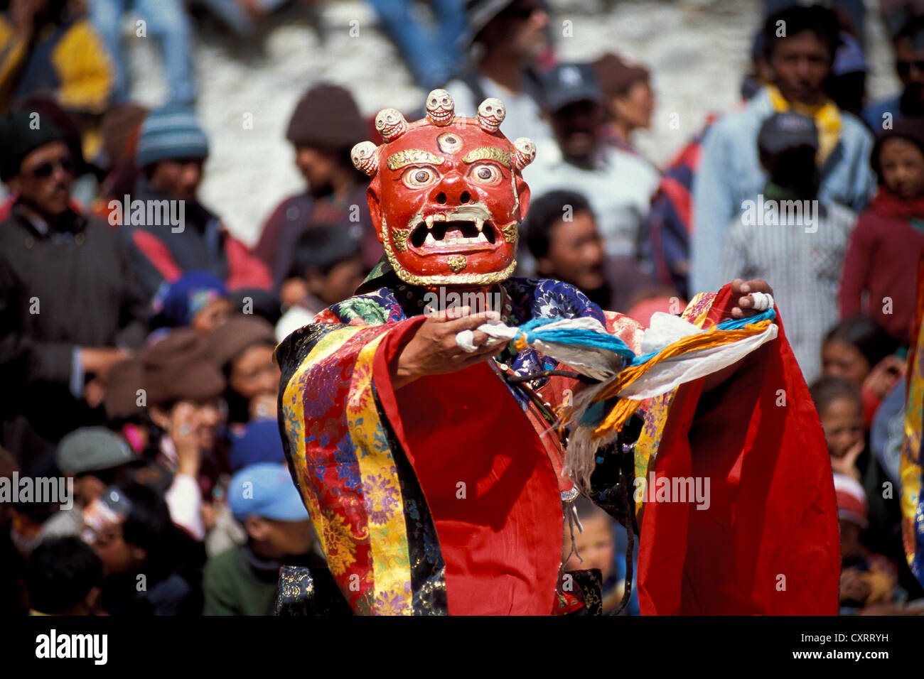 Cham-Tänzer mit einer roten Maske, maskiert tibetischen Tanz, tibetisches Kloster Festival, Sani, bei Padum, Zanskar, Ladakh Stockfoto