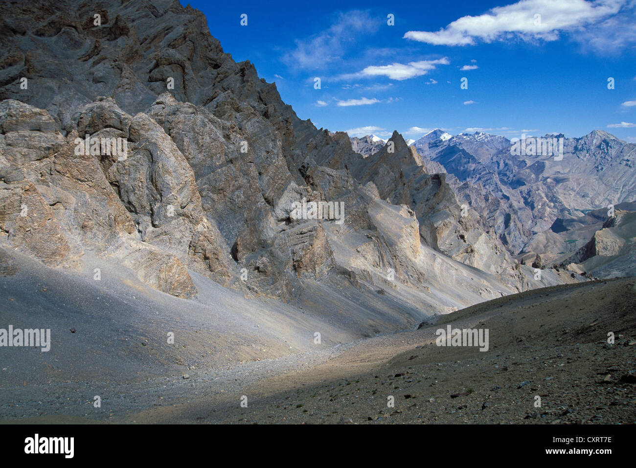 Zerklüftete Berglandschaft am Mt Sengge-La oder Sengge-Pass, Zanskar, Ladakh, Jammu und Kaschmir, Nord-Indien, Indien Stockfoto