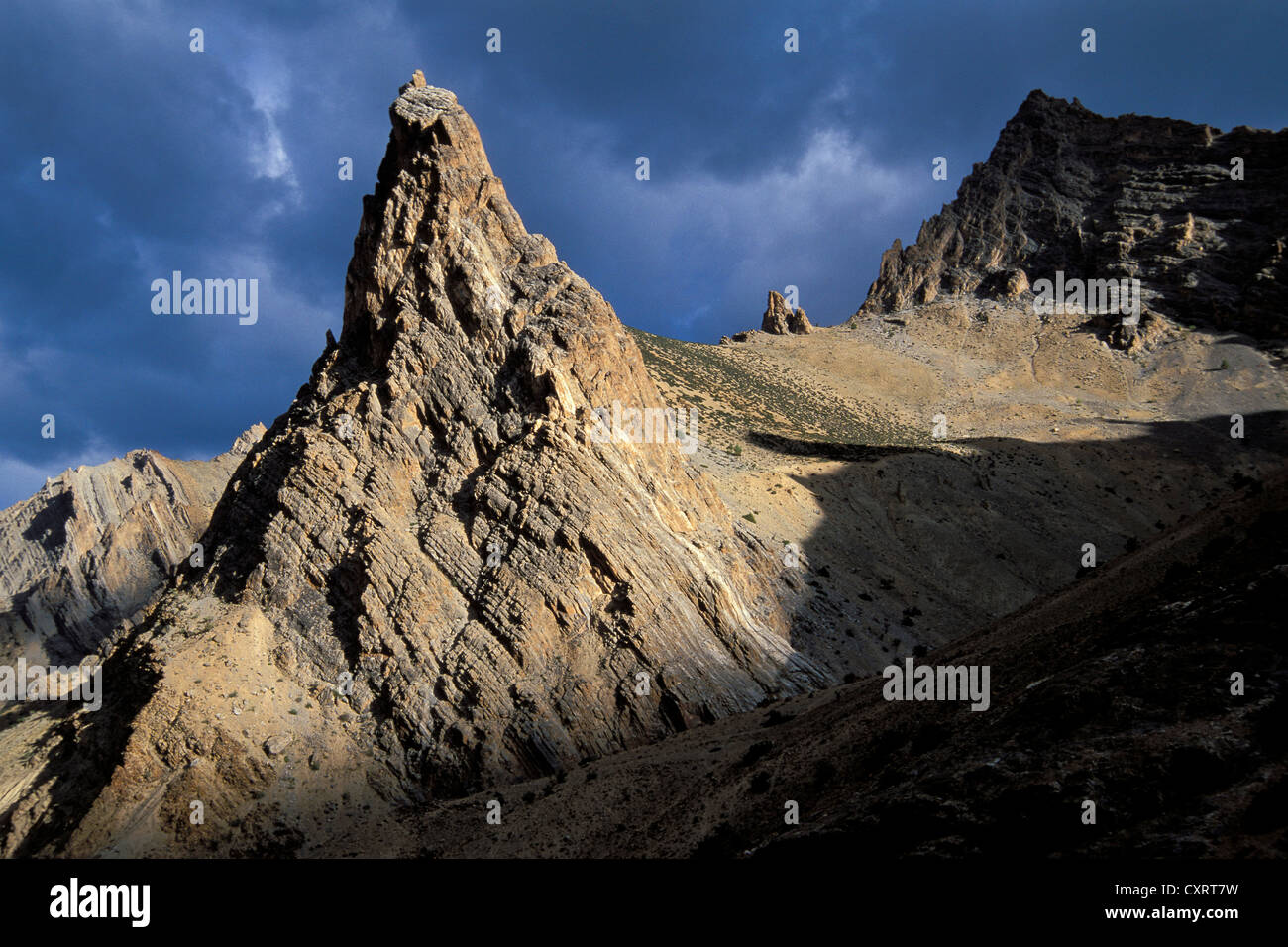 Zerklüftete Berglandschaft in der Nähe von Honupatta, Zanskar, Ladakh, Jammu und Kaschmir, indischen Himalaya, Nordindien, Indien, Asien Stockfoto