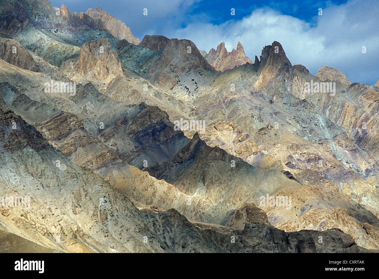 Licht und Schatten auf den Berghängen, zerklüftete Gebirge Landschaft Bär Wanla, Hochwüste, Zanskar, Ladakh, indischen Himalaya Stockfoto