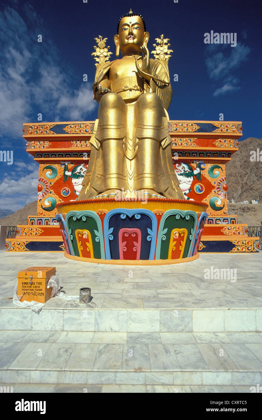 Große vergoldete Buddha-Statue des Maitreya an das Kloster Likir, Ladakh, Jammu und Kaschmir, Nordindien, Indien, Asien Stockfoto