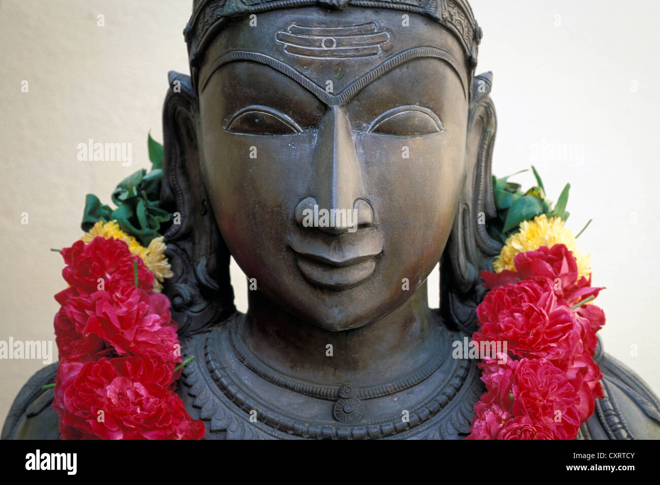 Bronzefigur von Shiva trägt eine Blumengirlande, traditionelle Bronze-Produktion, Swamimalai, Tamil Nadu, Südindien, Indien, Asien Stockfoto
