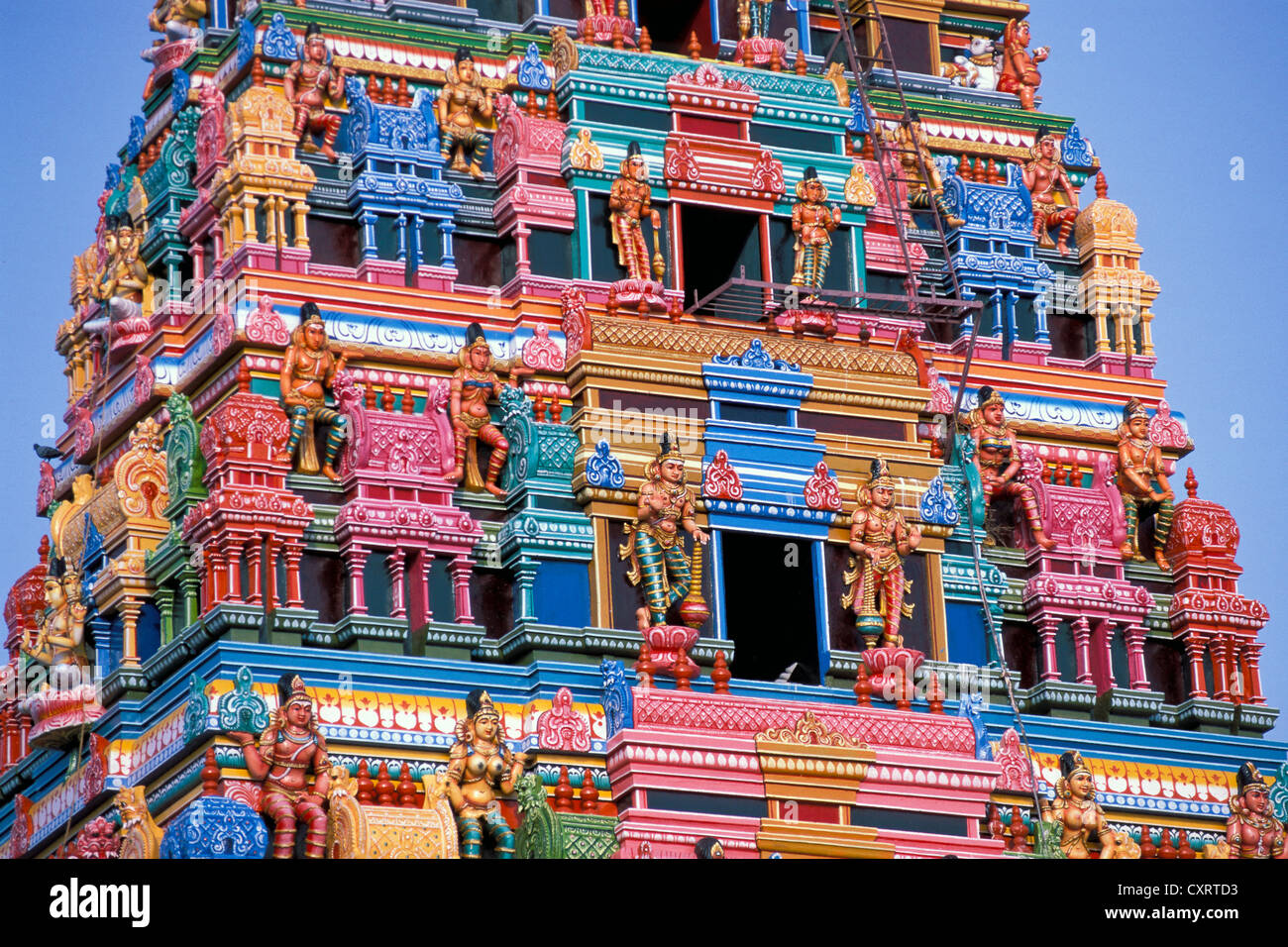 Bunte Hindutempel Turm oder Gopura, mit den gestalten der Götter, in der Nähe von Karaikudi Chettinad, Tamil Nadu, Südindien, Indien, Asien Stockfoto