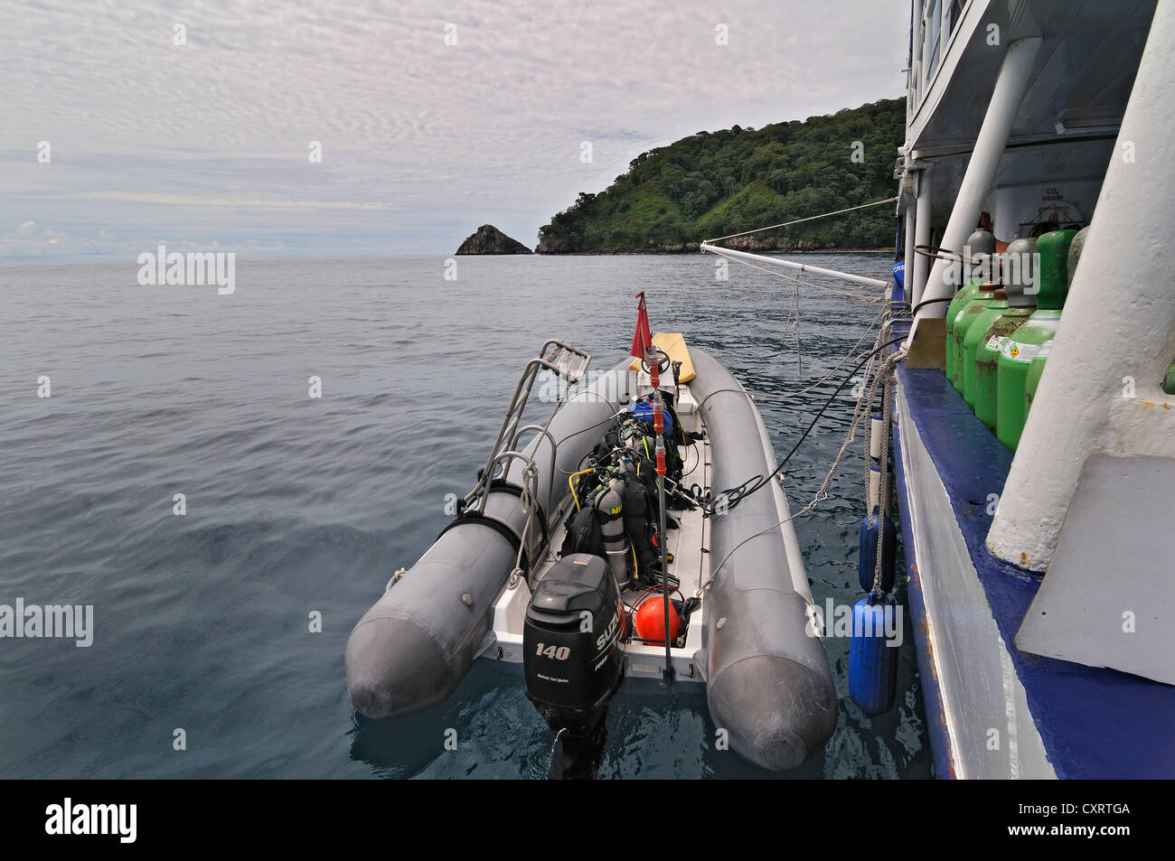 Schlauchboot mit Druckluftbehälter, Okeanoss Aggressor Schiff, Cocos Island, Costa Rica, Mittelamerika Stockfoto