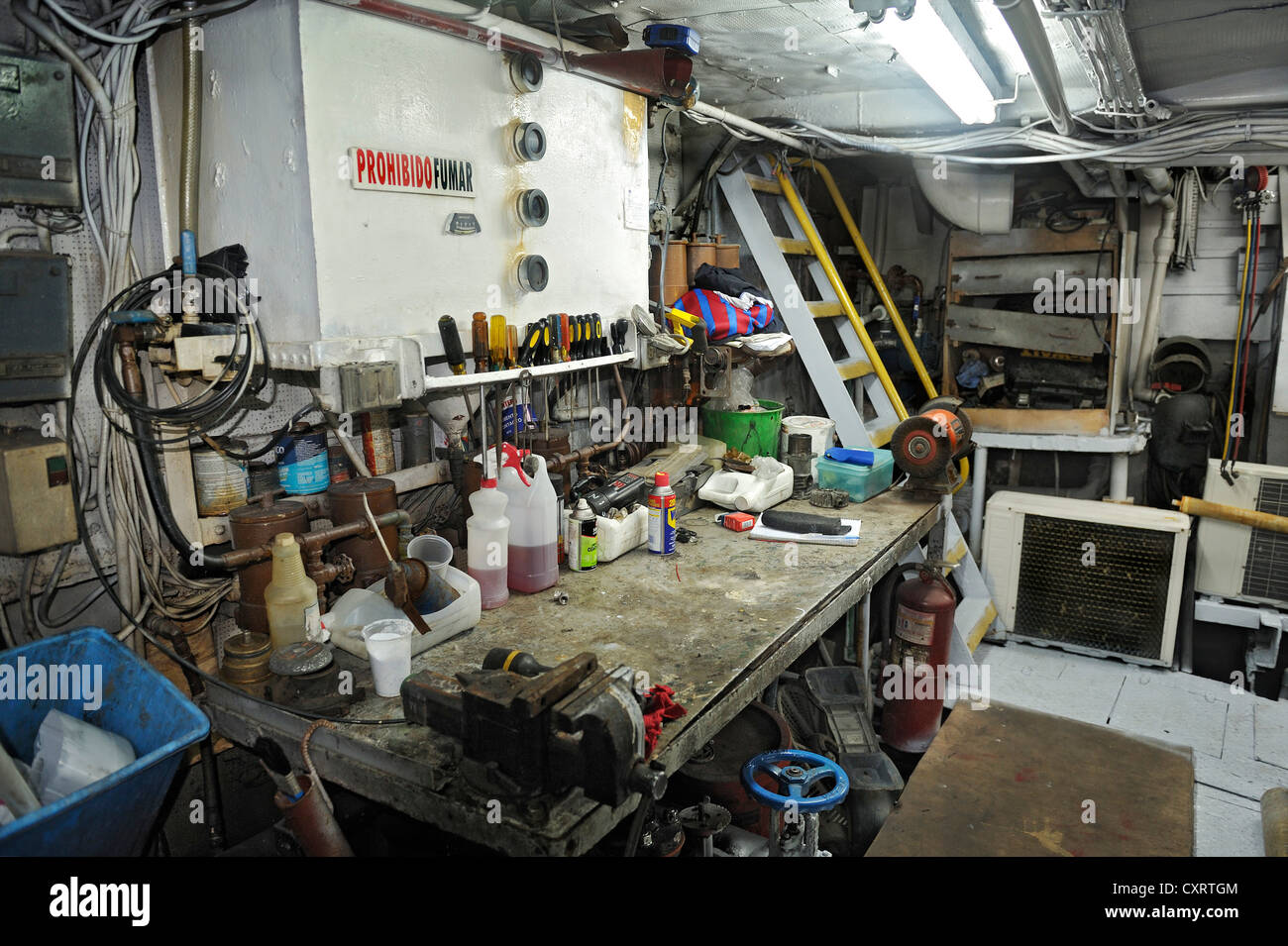 Werkbank im Maschinenraum eines Schiffes, Okeanoss Aggressor, Costa Rica, Mittelamerika Stockfoto