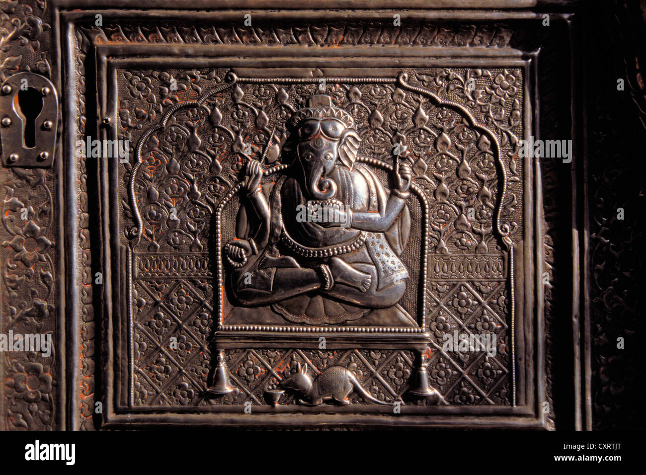 Silber Relief, elefantenköpfigen Gott Ganesha mit seinem Reittier, der Ratte, Karni Mata Tempel, Deshnook oder Deshnok Rattentempel, Rajasthan Stockfoto Silber Relief, elefantenköpfigen Gott Ganesha mit seinem Reittier, der Ratte, Karni Mata Tempel, Deshnook oder Deshnok Rattentempel, Rajasthan Stockfoto