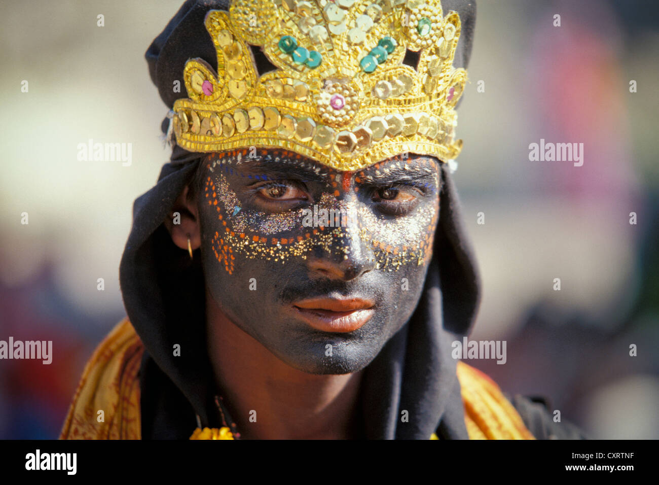 Junger Mann gekleidet als Hindu Hirten Gott Krishna, Porträt, Kumbh oder Kumbha Mela, Haridwar, Uttarakhand, ehemals Uttaranchal Stockfoto
