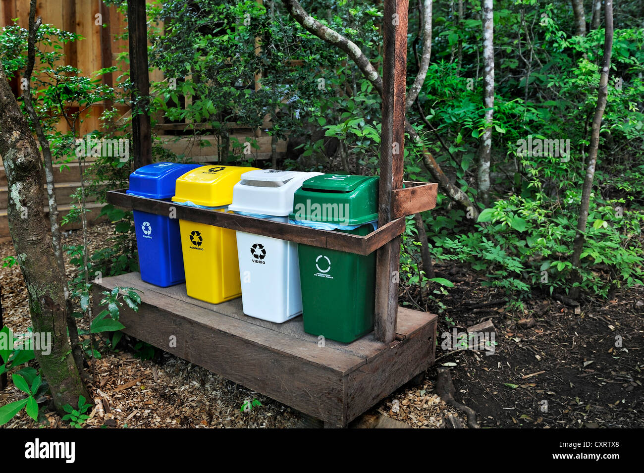 Vorbildliche Mülltrennung, in der Nähe von heißen Quellen der Hacienda Guachipelin, in der Nähe von Liberia, Provinz Guanacaste, Costa Rica Stockfoto
