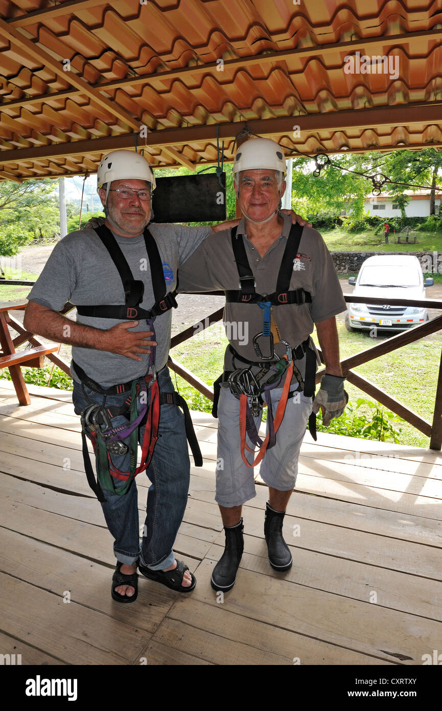 Zwei Touristen, Senioren, ausgestattet für eine Überdachung Seil Tour auf der Hacienda Guachipelin in der Nähe von Liberia, Provinz Guanacaste Stockfoto