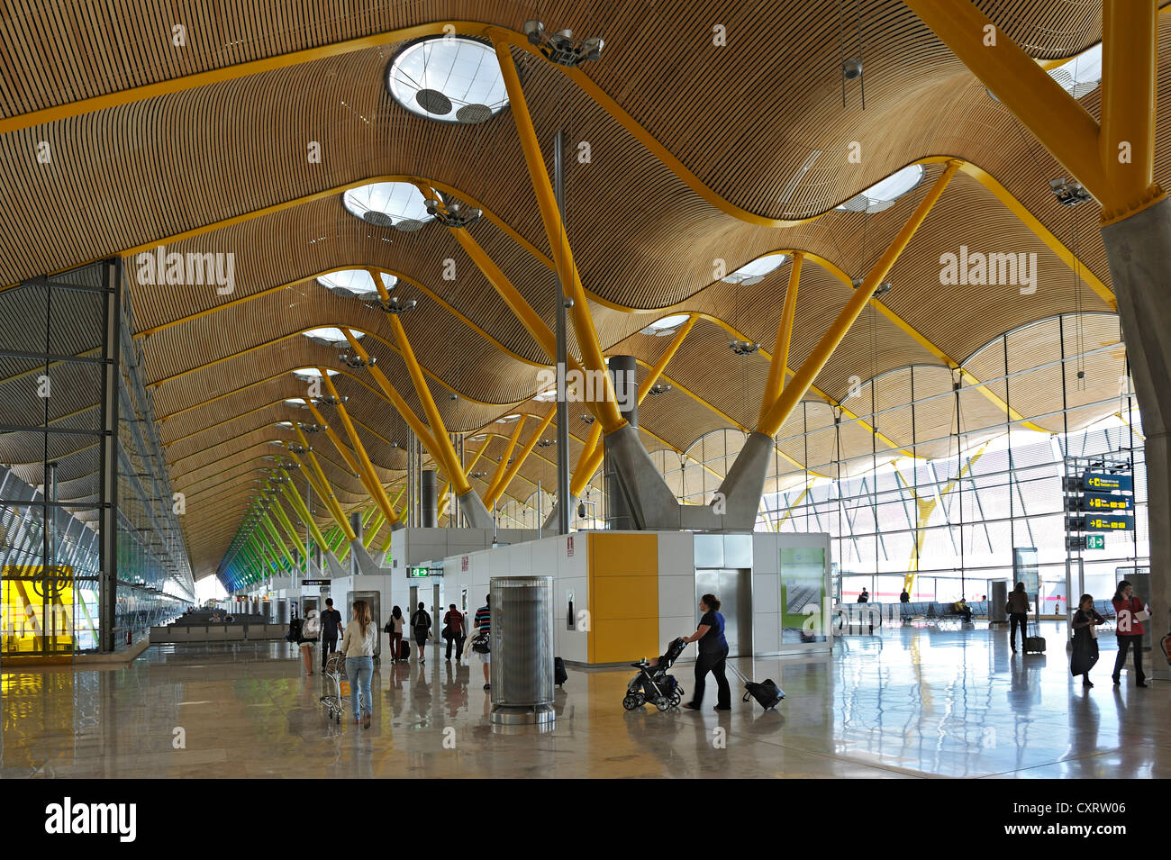 Madrid Flughafen terminal mit Passagieren, Spanien, Europa Stockfoto