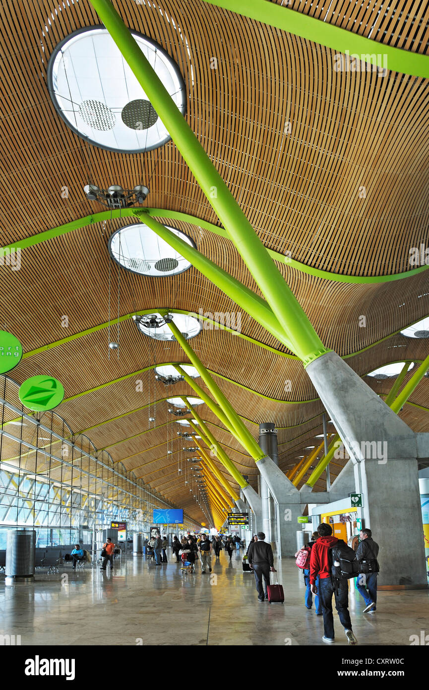 Madrid Flughafen terminal mit Passagieren, Spanien, Europa Stockfoto