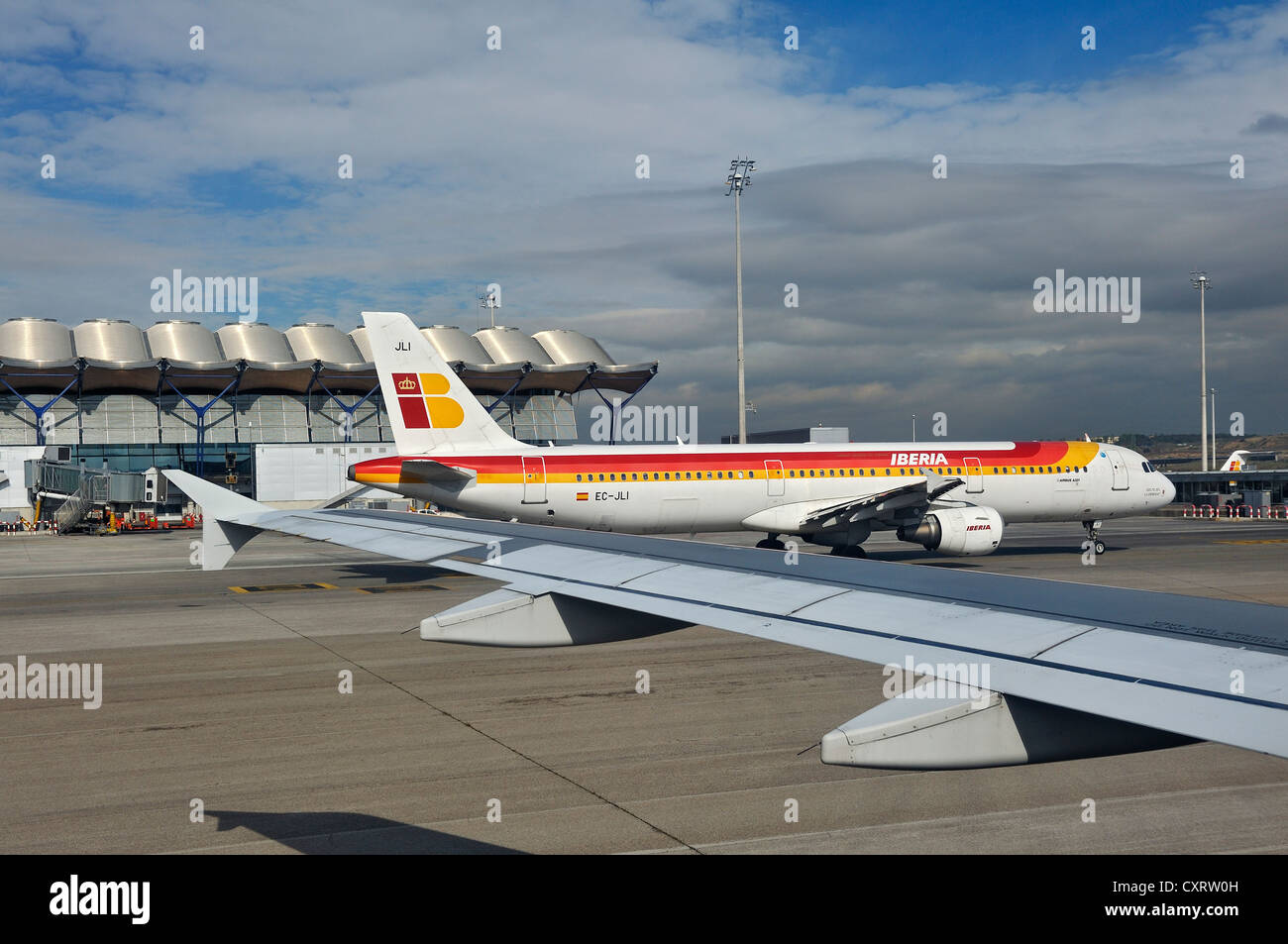 Madrid Flughafen, terminal und Airbus A321 der Fluggesellschaft Iberia, Spanien, Europa Stockfoto