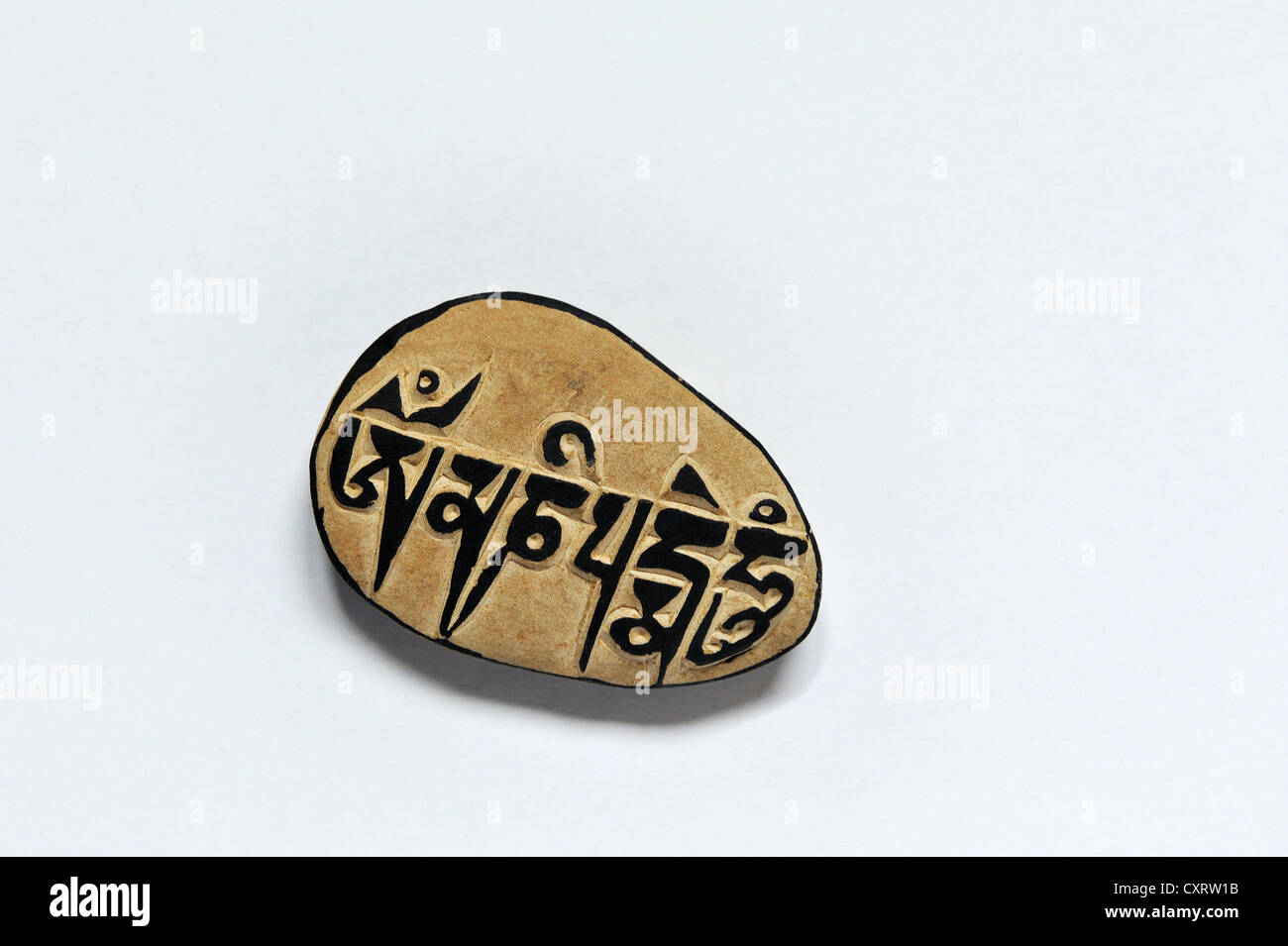 Ma ni Rdo, tibetische Mani Stein, ein Souvenir aus Tibet trägt die Inschrift, die Oh übersetzt Om Mani Padme hum Stockfoto