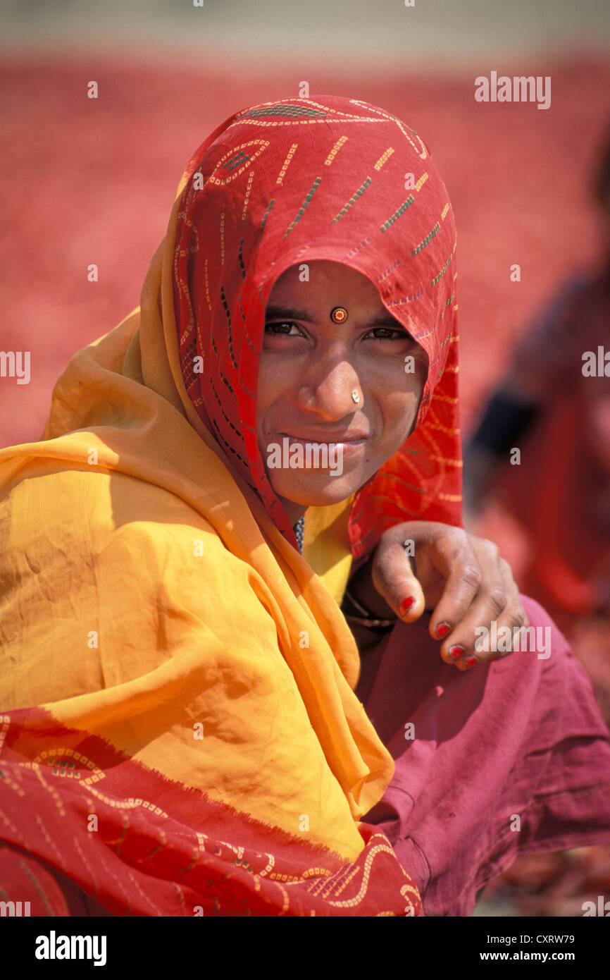Junge indische Frau trägt einen roten Dupatta, in der Nähe von Shivpuri, Madhya Pradesh, Indien, Asien Stockfoto