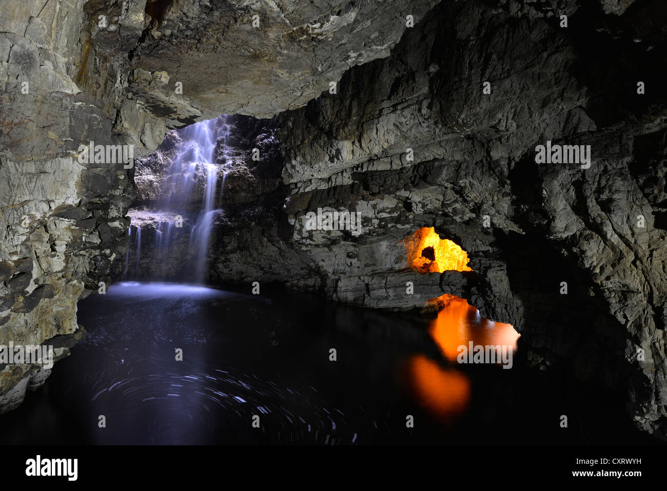 Wasserfall und Grotte mit Kunstlicht, Smoo Höhle, Durness, Zunge, Sutherland, Schottland, Vereinigtes Königreich, Europa beleuchtet Stockfoto