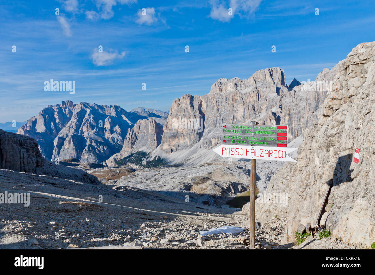 Wegweiser, Falzarego-Pass, Mt Lagazuoi, Dolomiten, Italien, Europa Stockfoto
