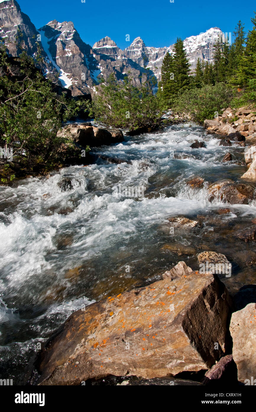 Stream von Moraine Lake im Valley of the Ten Peaks im Banff Nationalpark, Alberta Stockfoto