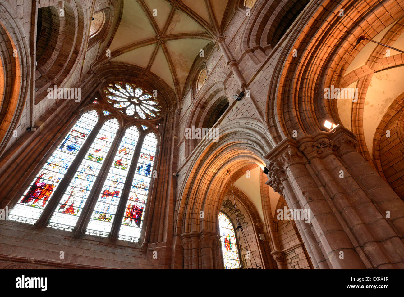 Innenansicht, große Fenster mit einem Glasmosaik, Kirchenfenster und Decke der St. Magnus Cathedral, Orkney-Inseln, Kirkwall Stockfoto