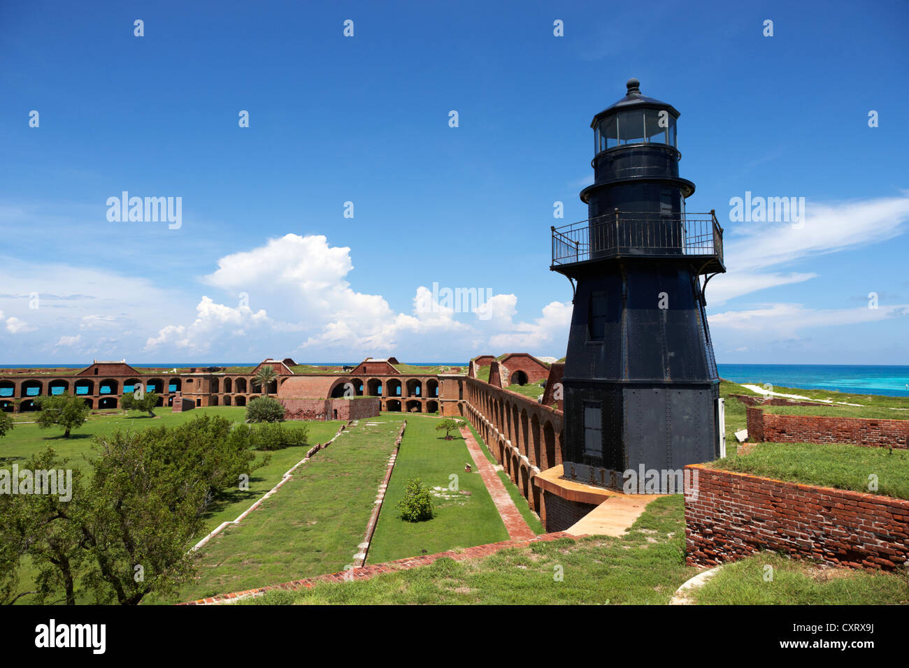 Garten wichtigen Leuchtturm Füssen und innere Soldaten Kasernen auf Fort Jefferson Dry Tortugas Nationalpark Florida Keys usa Stockfoto