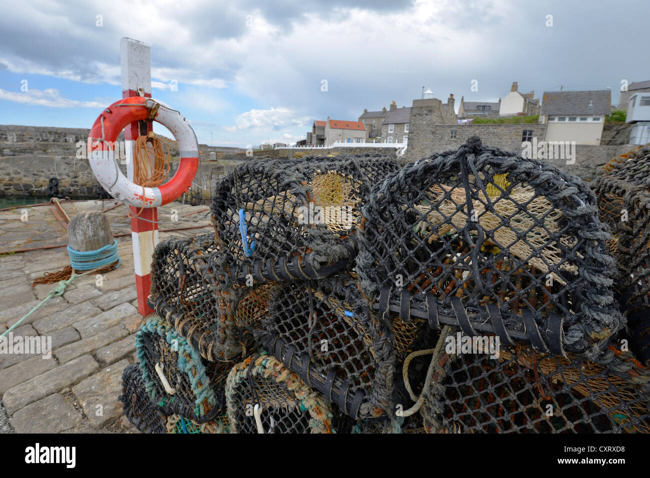 Netze, fallen und Linien auf dem Pier von Portsoy, Banffshire, Schottland, Vereinigtes Königreich, Europa Stockfoto