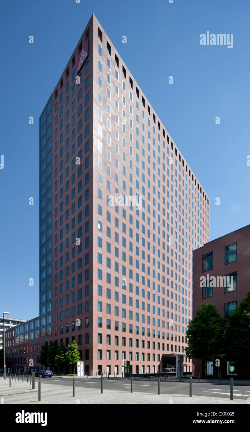 Mainforum Büroturm, Hauptsitz der Metallarbeitergewerkschaft der IG Metall, Frankfurt Am Main, Hessen, PublicGround Stockfoto