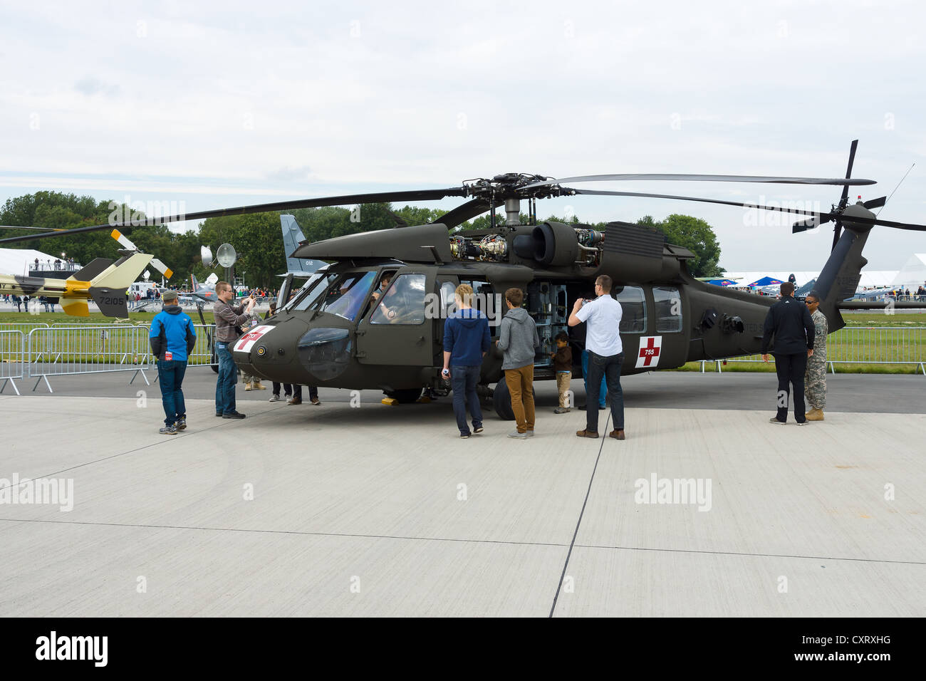 Besucher sehen den Hubschrauber Sikorsky HH-60 Blackhawk (USAF) Stockfoto