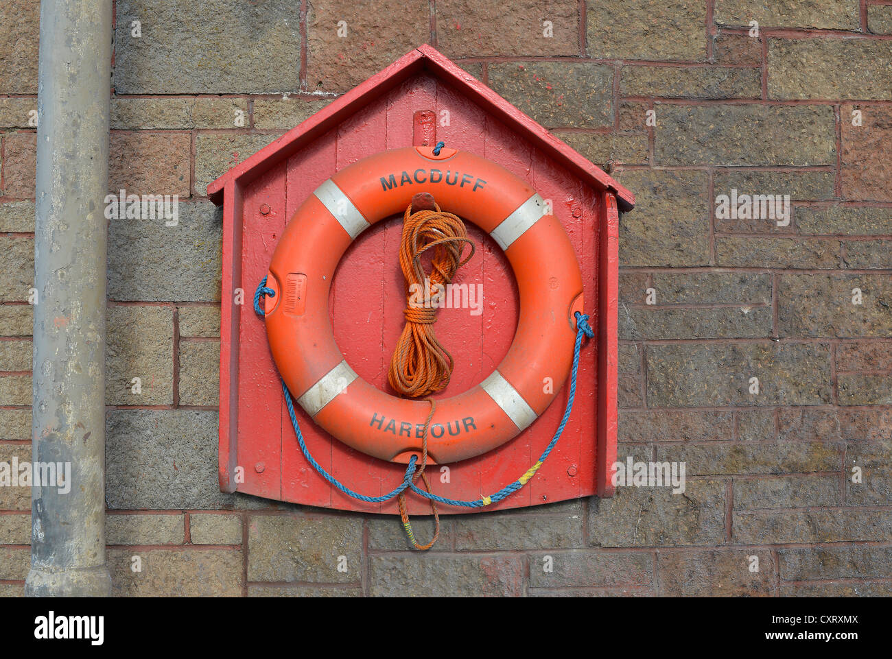 Roten Rettungsring Rettungsring im Hafen von Macduff, Banffshire, Schottland, Vereinigtes Königreich, Europa Stockfoto