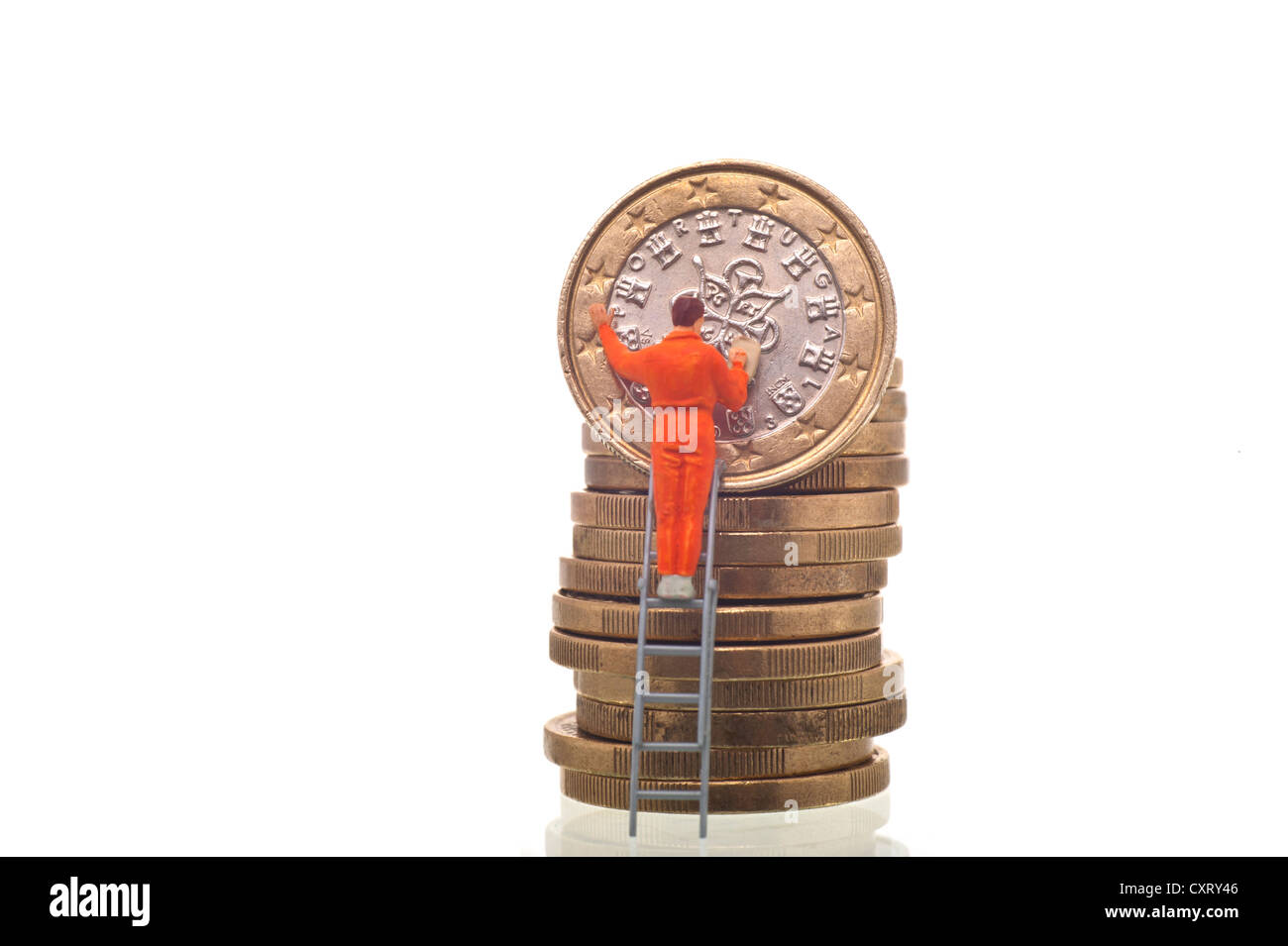 Miniatur Figur auf einer Leiter eine Portugiesisch-Euro-Münze, symbolisches Bild speichern möchten Stockfoto