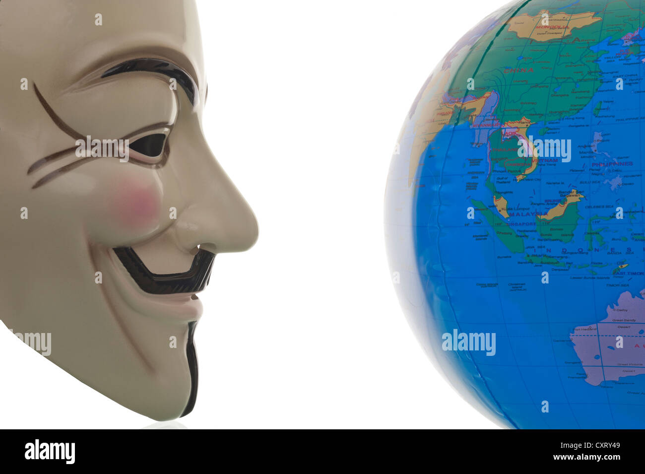 Anonymen Maske Guy Fawkes Maske V For Vendetta Maske Blick Auf Den Globus Symbolisches Bild Fur Weltweite Bewegung Stockfotografie Alamy