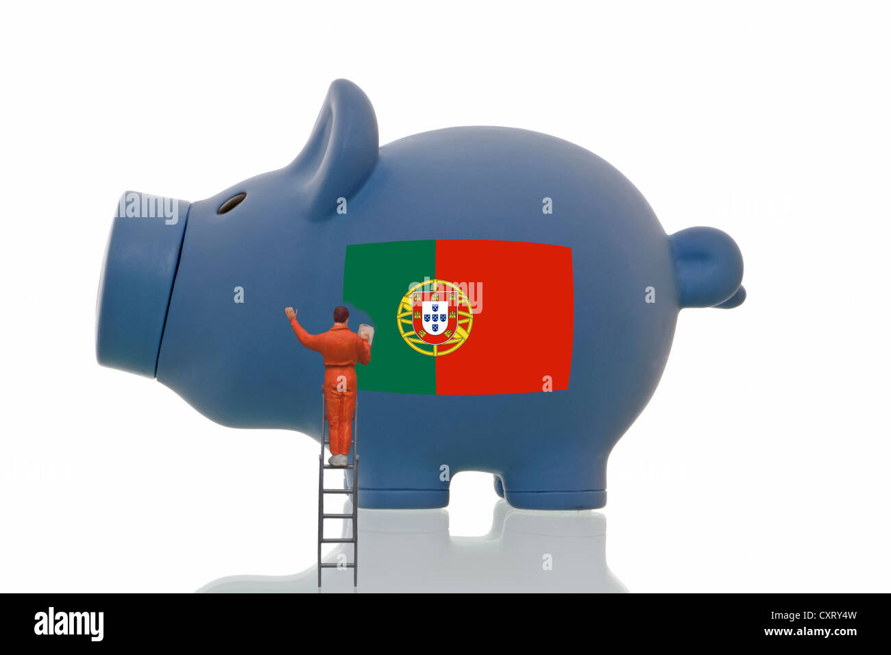 Miniaturmalerei Figur über eine portugiesische Nationalflagge auf ein blaues Sparschwein, symbolisches Bild Stockfoto