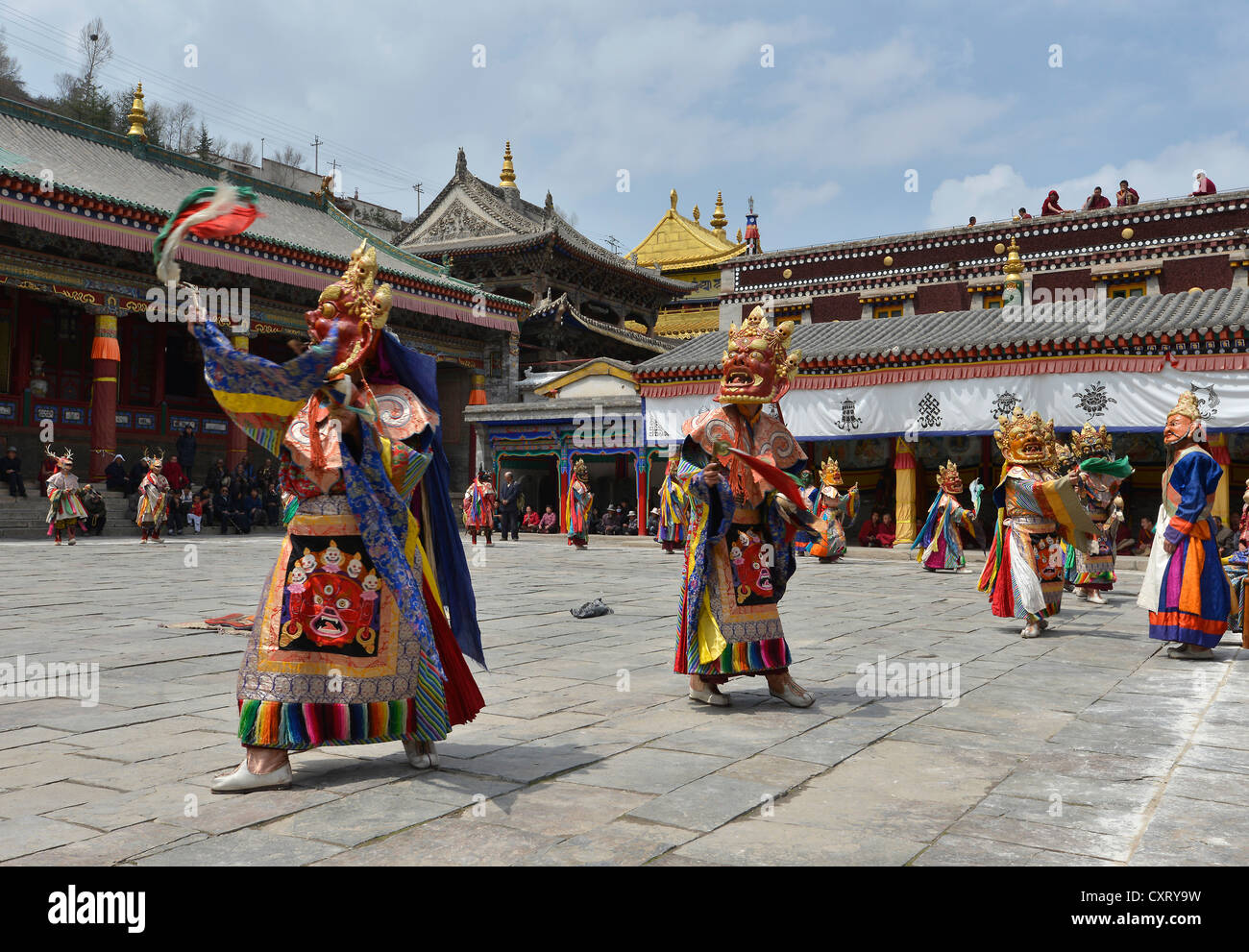 Tibetischen Buddhismus, religiöse Maskentanz der Cham im wichtigen Gelugpa Kloster Kumbum, Huangzhong, Xinning, Qinghai Provinz Stockfoto