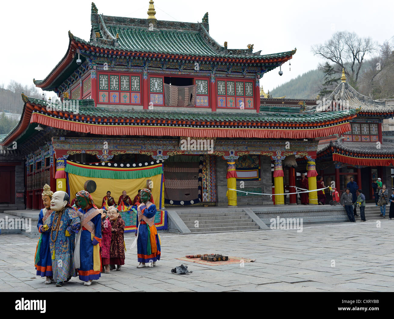 Tibetischen Buddhismus, Cham Tanz, religiöse maskierte, im großen Gelugpa Kloster Kumbum, Ta'er Kloster, Huangzhong Stockfoto