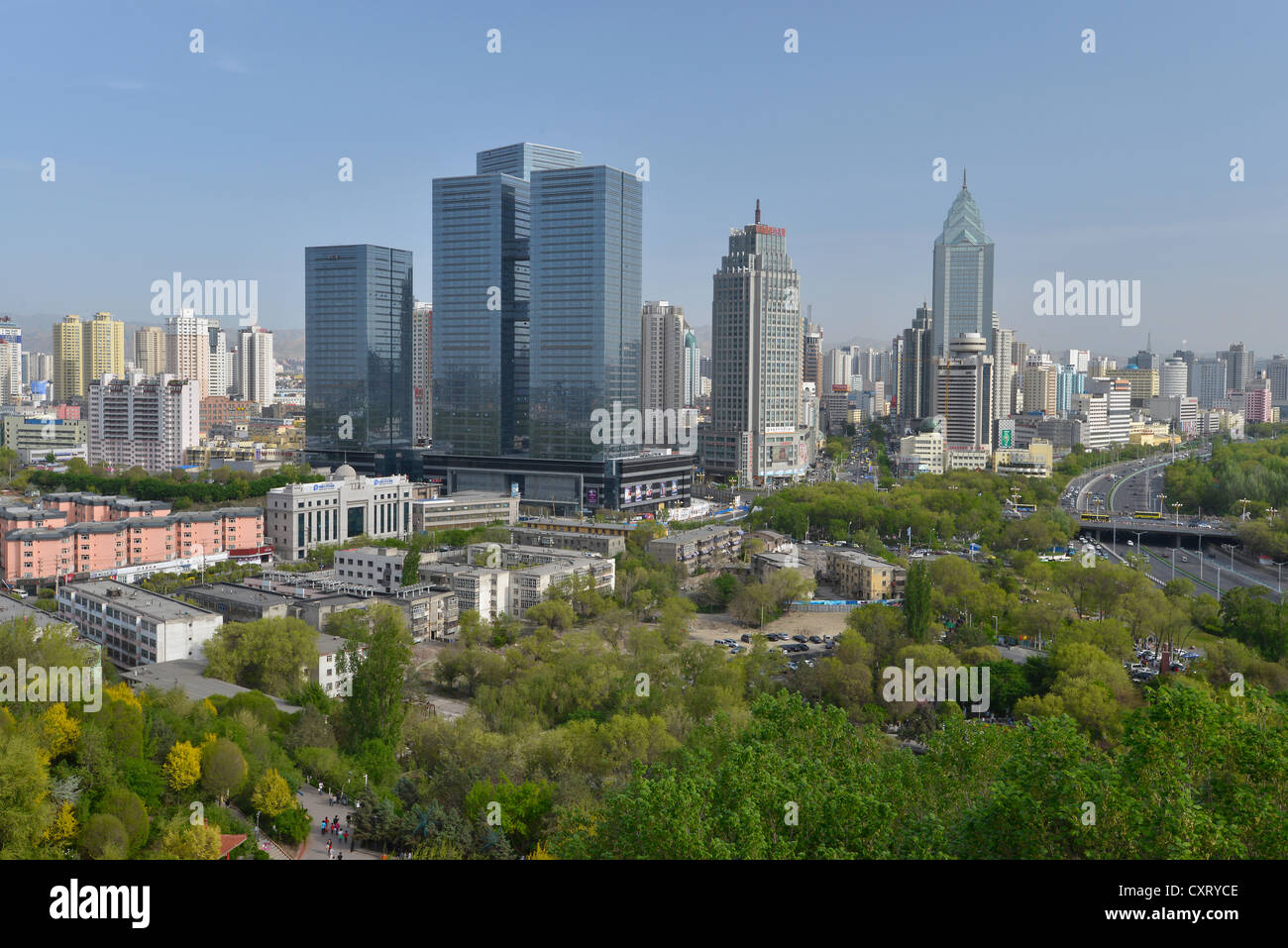Blick über den Hongshan-Park in Richtung der neuen Skyline von Ueruemqi, Silk Road, Xinjiang, China, Asien Stockfoto