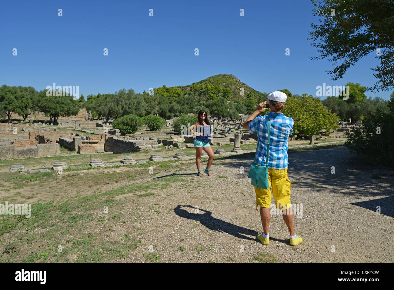 Paar im antiken Olympia, Elis, Region West Griechenland, Griechenland Stockfoto