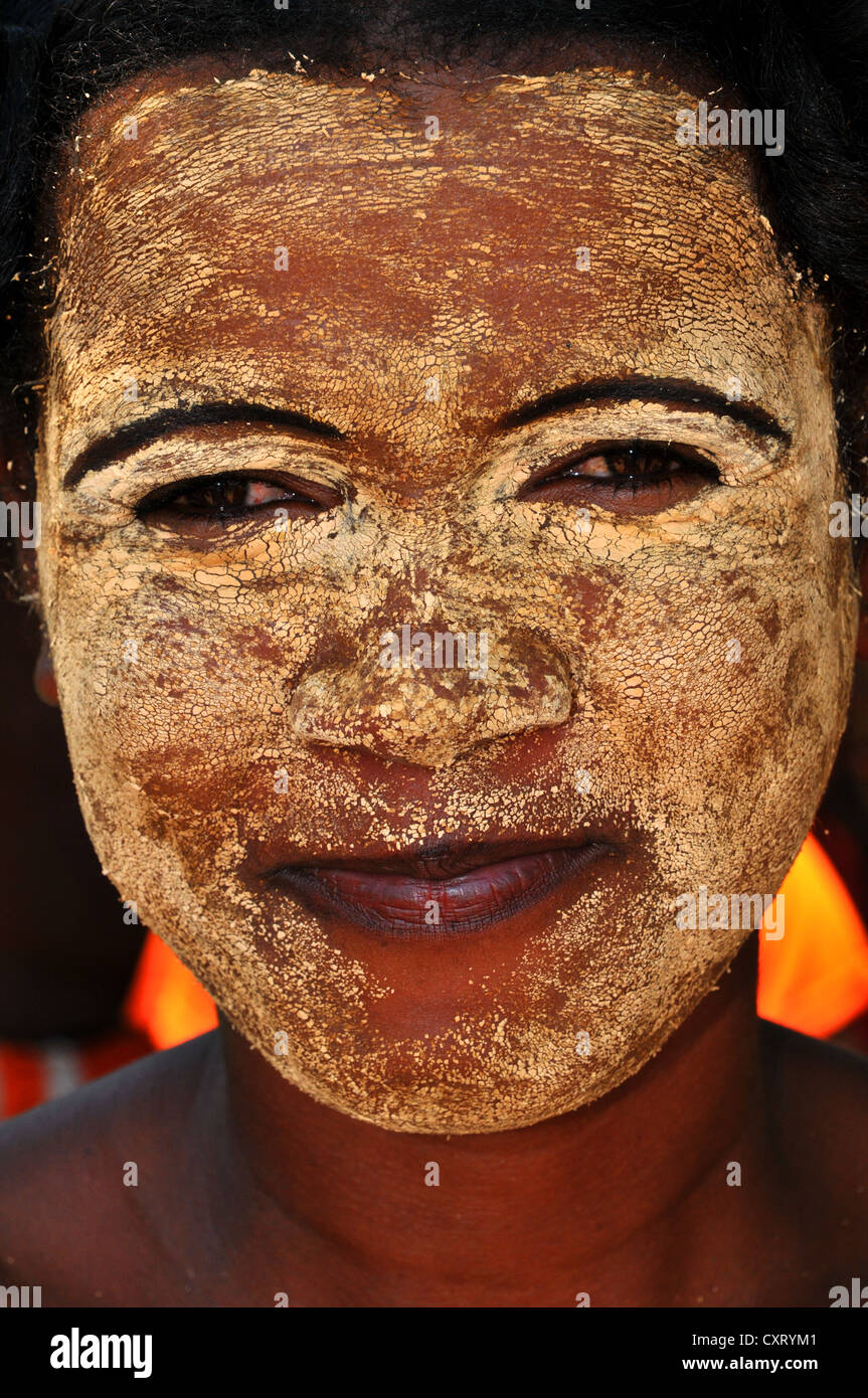 Madagasy Frau mit traditionellen Gesichtsmaske, Madagaskar, Afrika Stockfoto