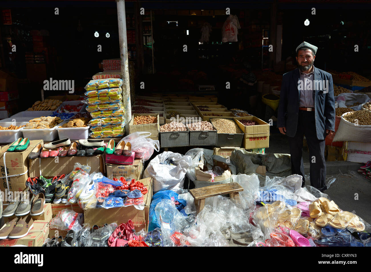 Sonntagsmarkt, Markt stand einer uigurischen Familie, Plastikschuhe, muslimischer Bazar, Kashgar, Uiguren, Xinjiang, China, Asien Stockfoto