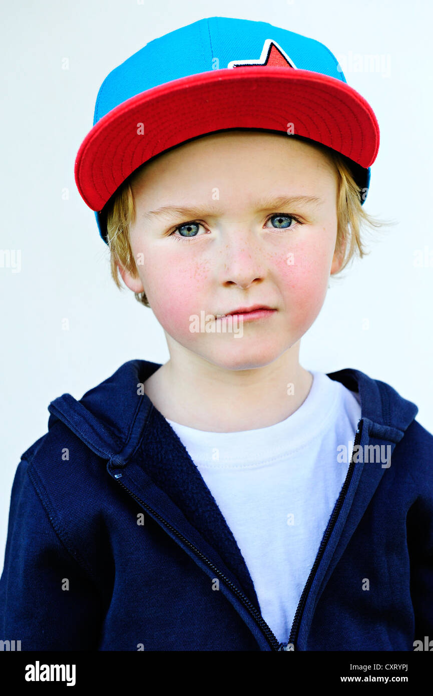 5-Year-Old Boy trug eine Baseballkappe, Porträt Stockfoto