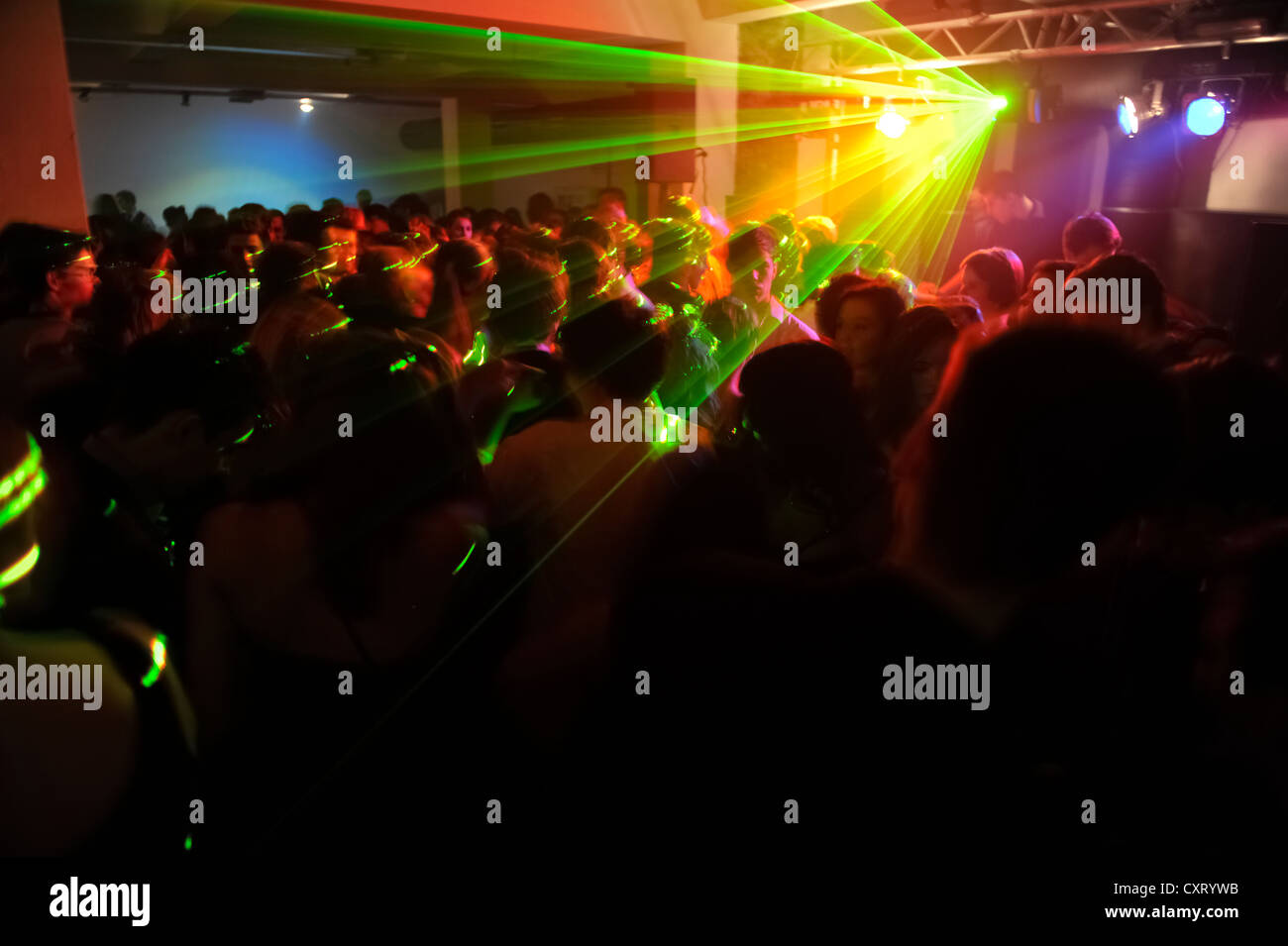 Viele junge Menschen in einer Diskothek oder Nachtclub, Licht-show Stockfoto