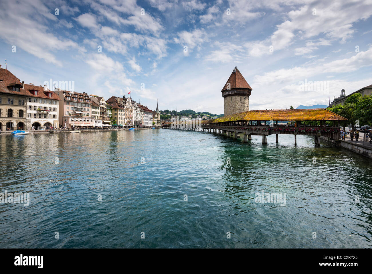 Blick über die Reuss, historischen Stadtteil von Luzern und Kapellbruecke Brücke, Luzern, Kanton Luzern, Schweiz Stockfoto