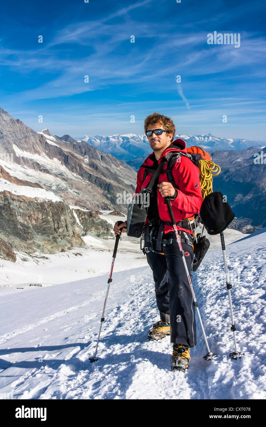Bergsteiger auf eine hochalpine Tour, Saas Fee, Kanton Wallis, Alpen, Schweiz, Europa Stockfoto