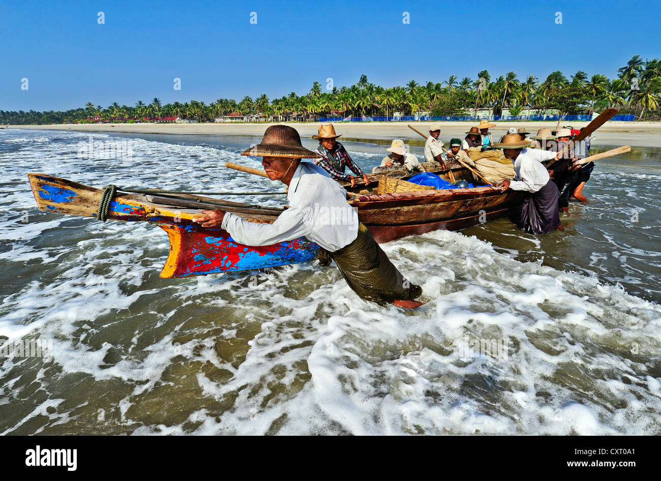 Fischer, die ins Meer im Palm Beach von Ngwe Saung Beach, Myanmar, Birma, Südostasien, Asien Stockfoto