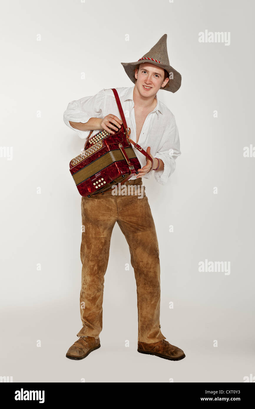 Musiker, die in einem traditionellen Kostüm spielt Akkordeon, Österreich  Stockfotografie - Alamy