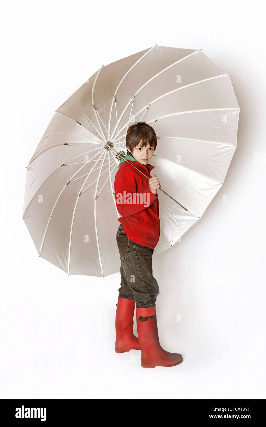 Junge hält einen Regenschirm Stockfoto