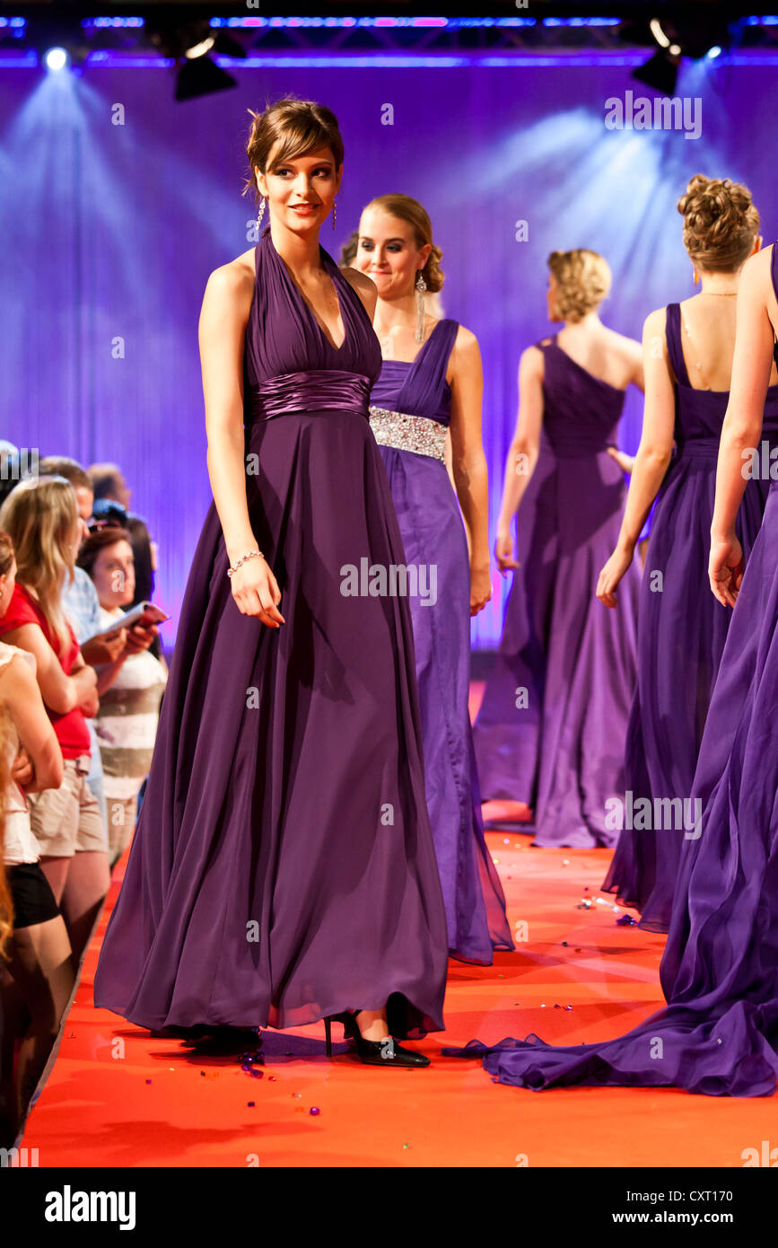 Ilena Fattori tragen ein Abendkleid, Gewinner der Miss Zentralschweiz 2012 Beauty contest, Bahnhof Railcity, Luzern Stockfoto