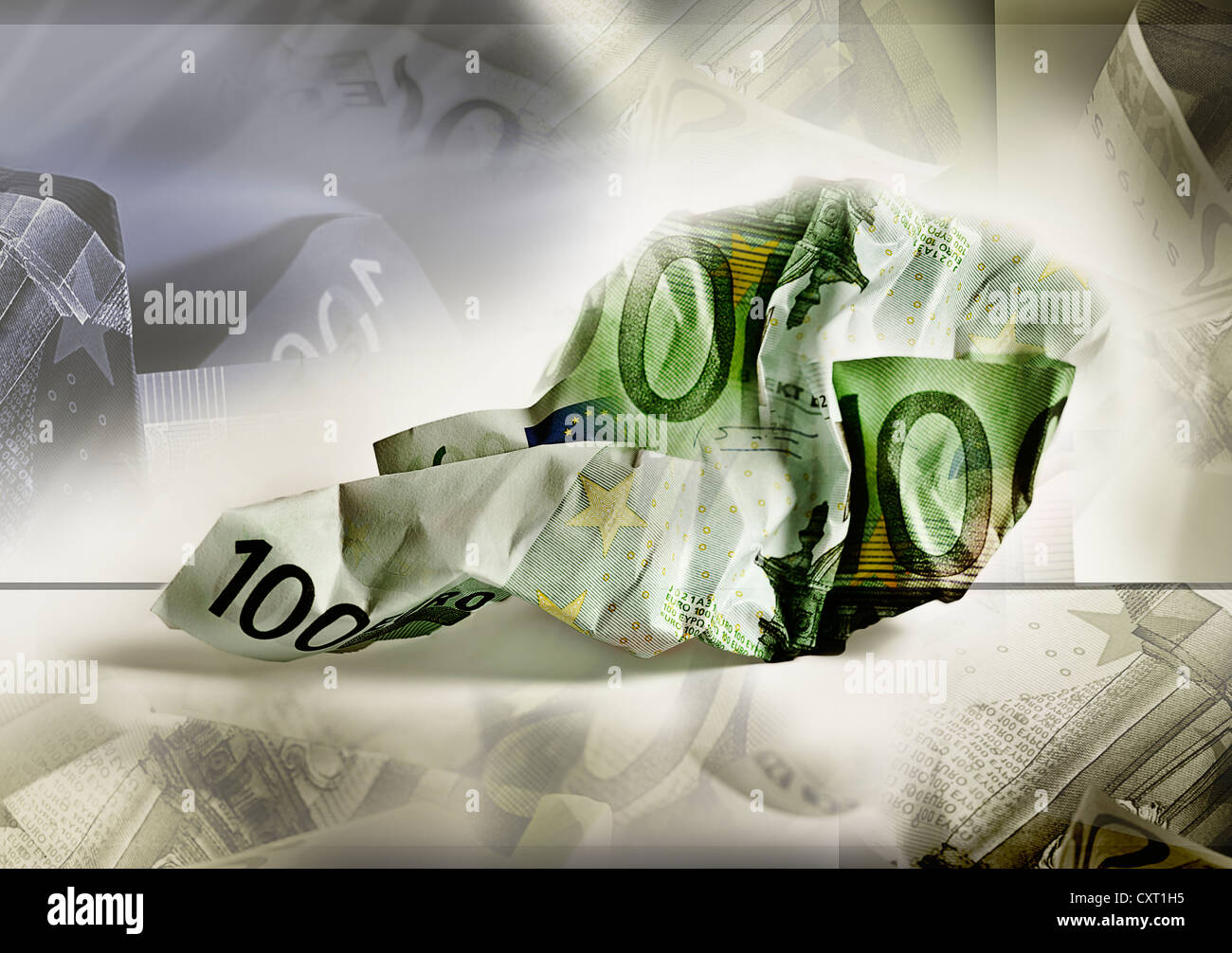 Zerknitterte Euro-Banknoten in Form von Österreich, symbolisches Bild Stockfoto