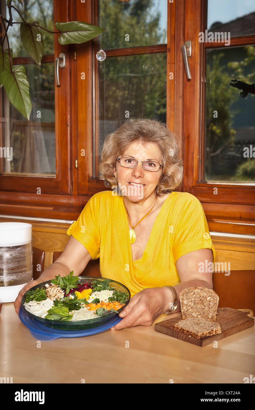 Frau mit einer Rohkost-Platte, Ernährungsberaterin Stockfoto