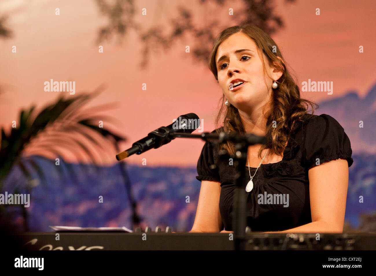 Eliane Mueller, Schweizer Sängerin und Gewinnerin des Das Groesste Schweizer Talent 2012, die grössten Schweizer Talente 2012, die live Stockfoto