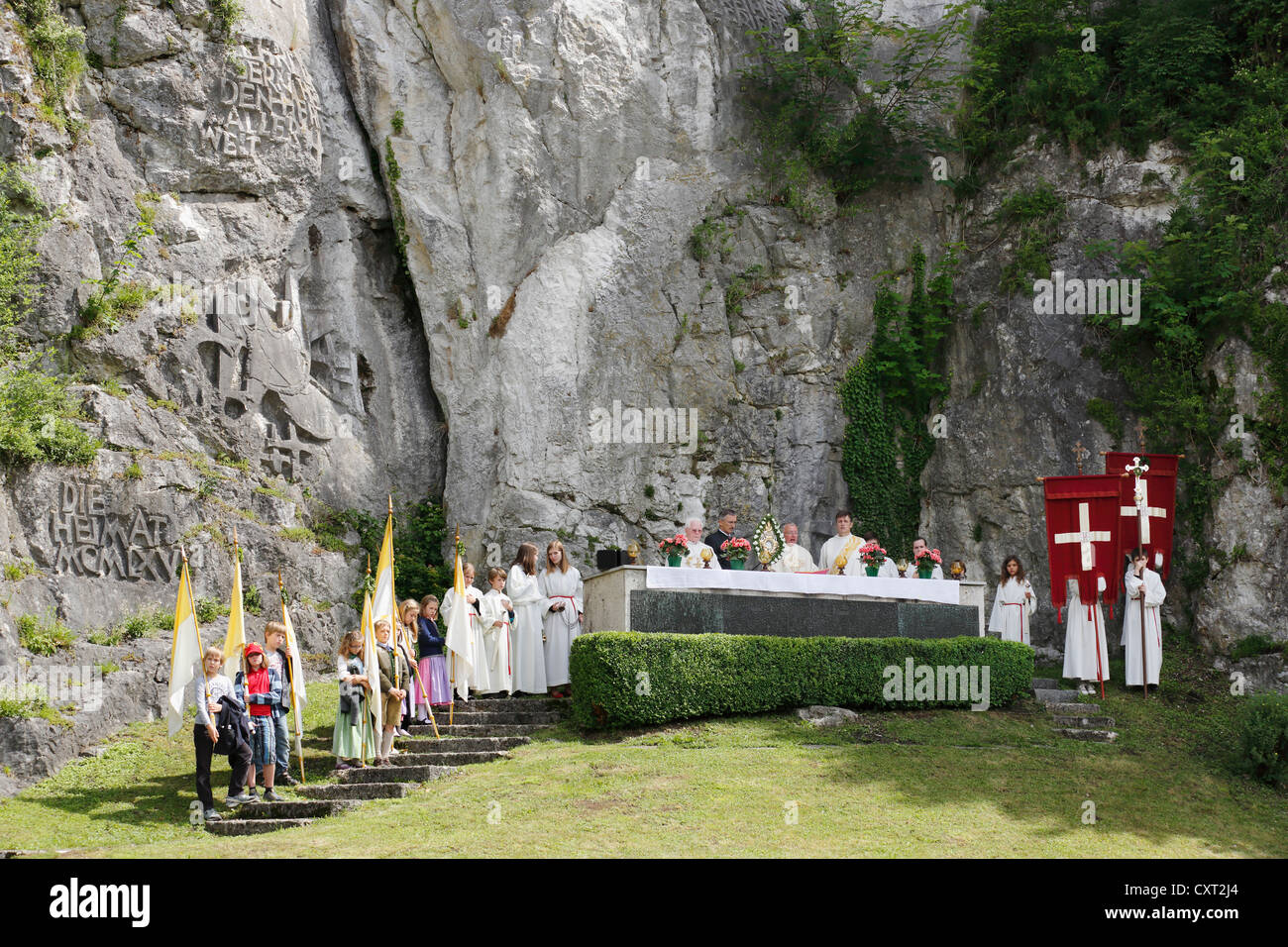 Masse am Kriegerdenkmal am Mt Johannesberg, Corpus Christi Prozession, Traunkirchen, Salzkammergut Region, Oberösterreich Stockfoto