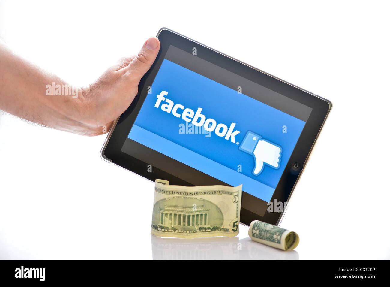 Facebook-Logo auf einem iPad, Dollarscheine vorne, symbolisches Bild für Facebook IPO Stockfoto